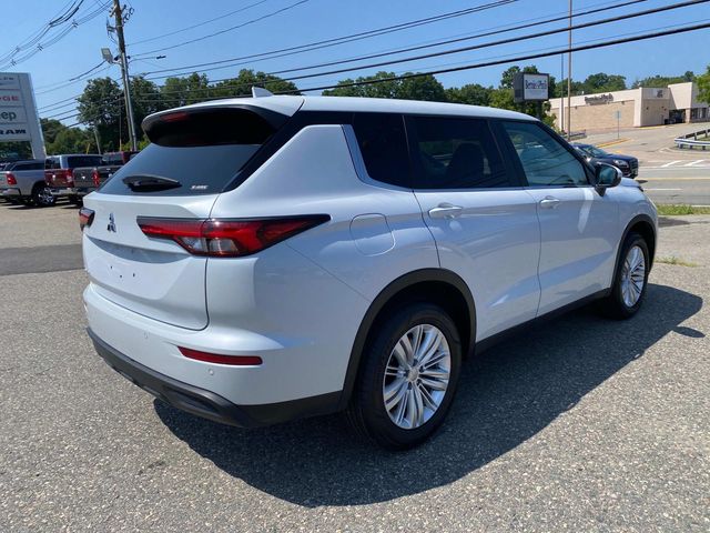 2024 Mitsubishi Outlander ES photo 3