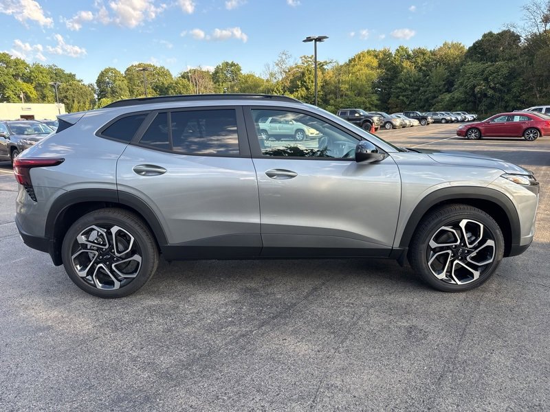 2025 Chevrolet Trax photo 2