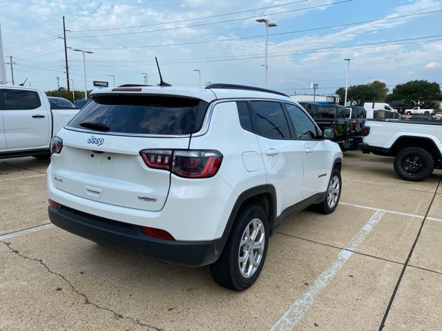 2024 Jeep Compass Latitude photo 2