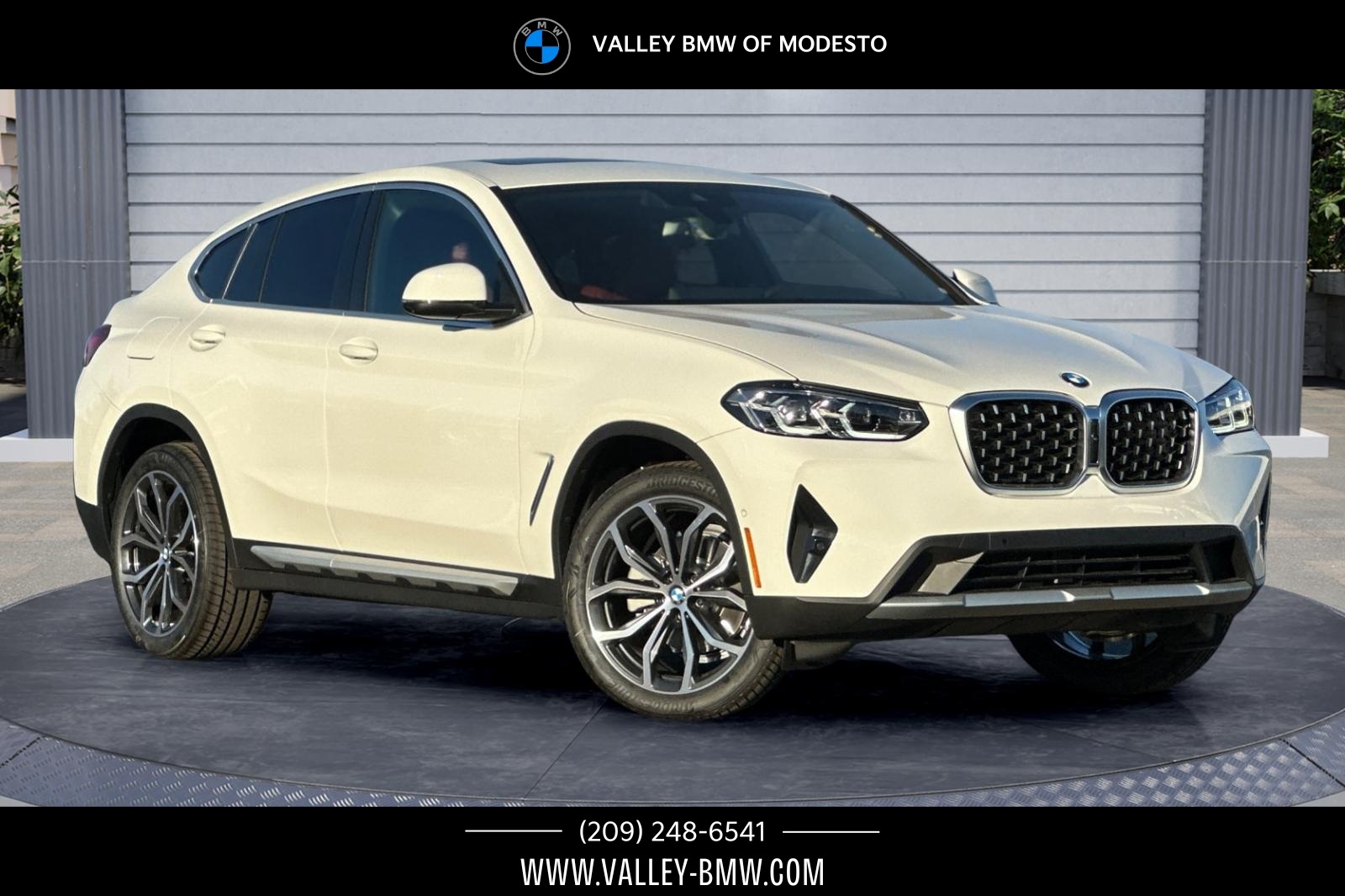 2025 BMW X4 30i's photo