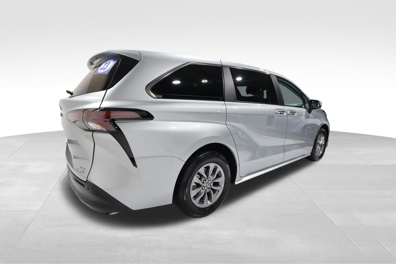 2023 Toyota Sienna XLE photo 4