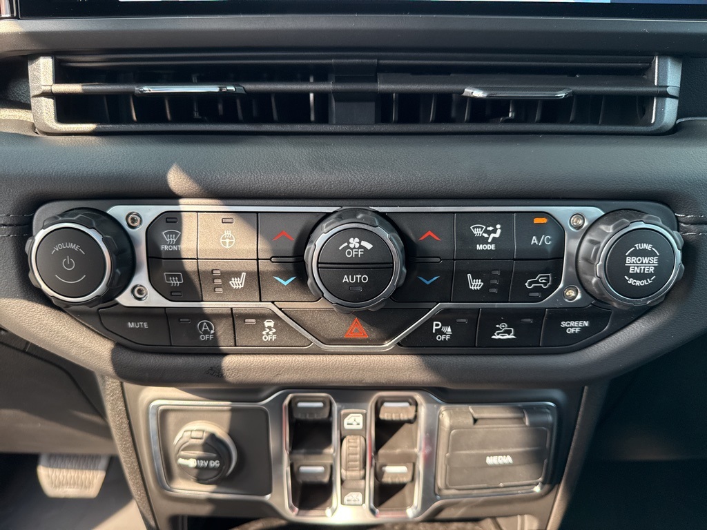2025 Jeep Wrangler Sahara photo 18