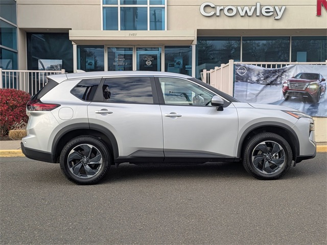 2024 Nissan Rogue SV photo 2