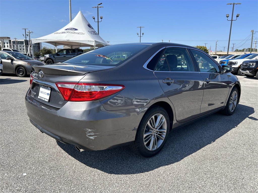 2016 Toyota Camry SE photo 3