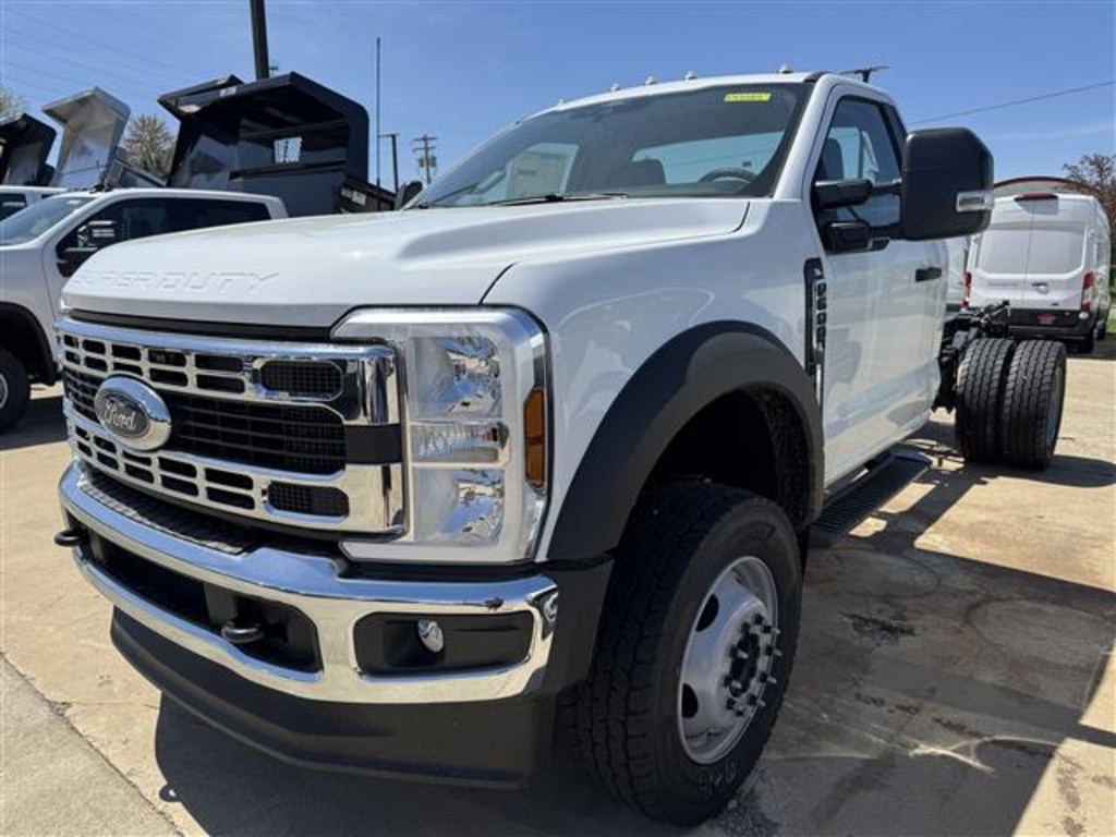 2025 Ford F-600 photo 2