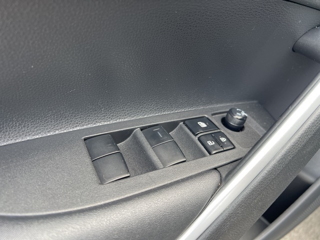 2022 Toyota Corolla Cross XLE photo 21