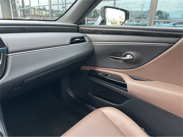 2025 Lexus ES 300h Premium photo 17