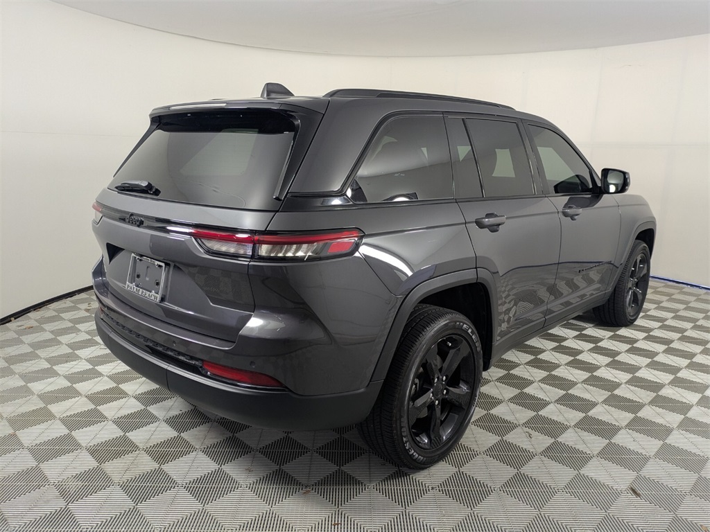 2023 Jeep Grand Cherokee Laredo Altitude photo 2