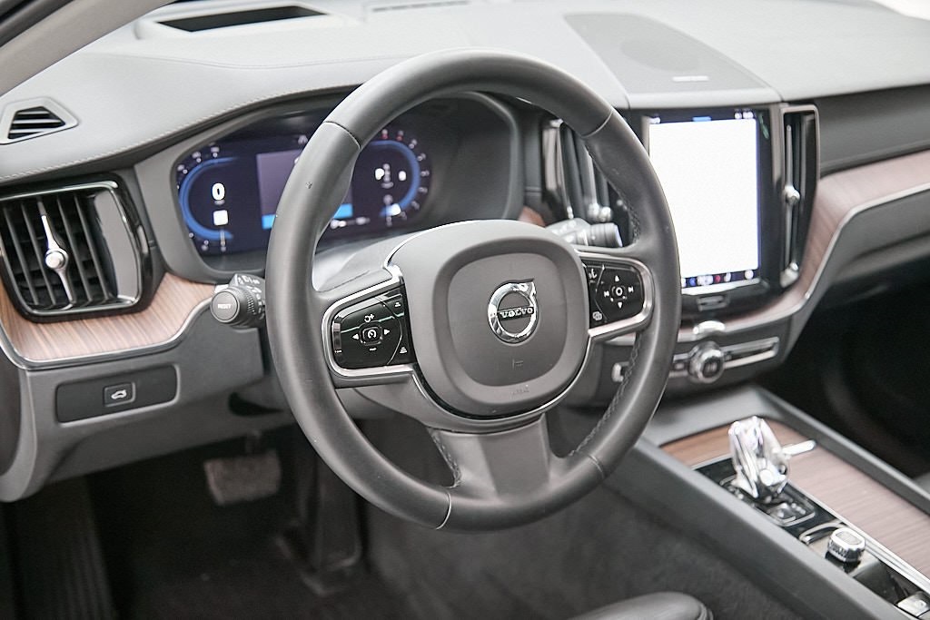 2023 VOLVO XC60 - Image 12