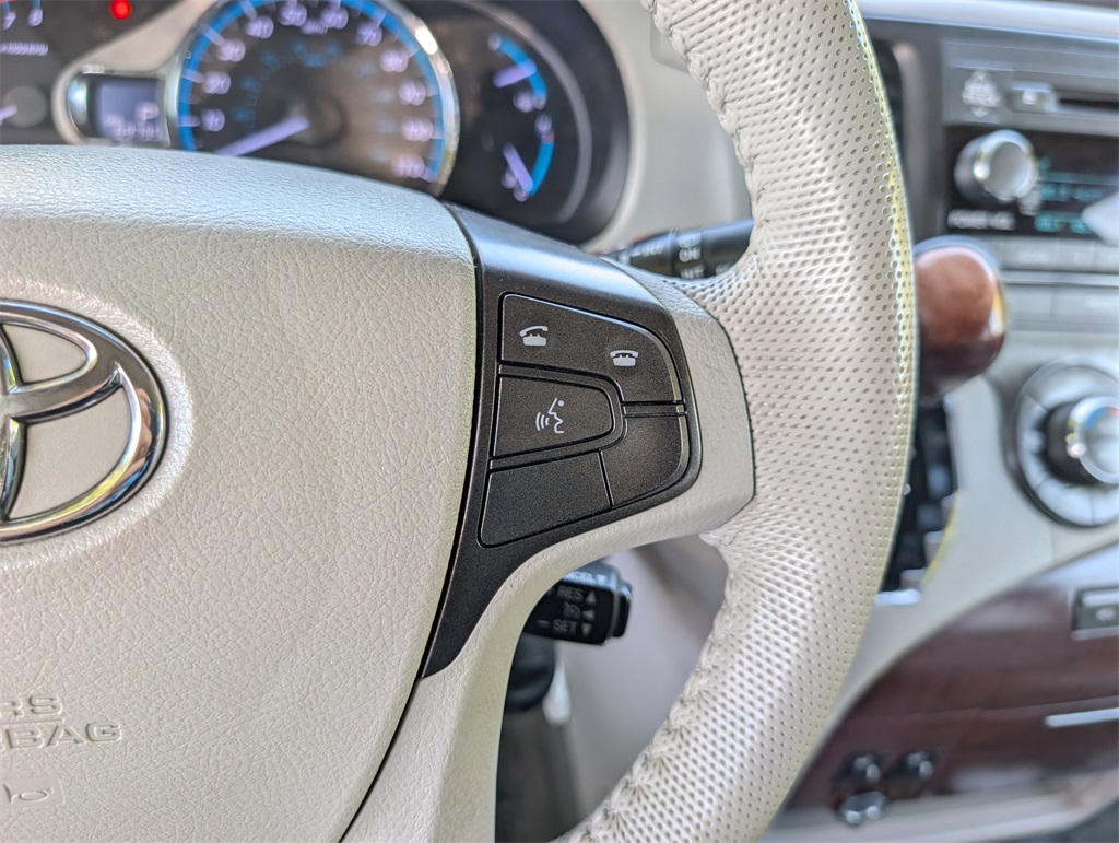 2014 Toyota Sienna XLE photo 24
