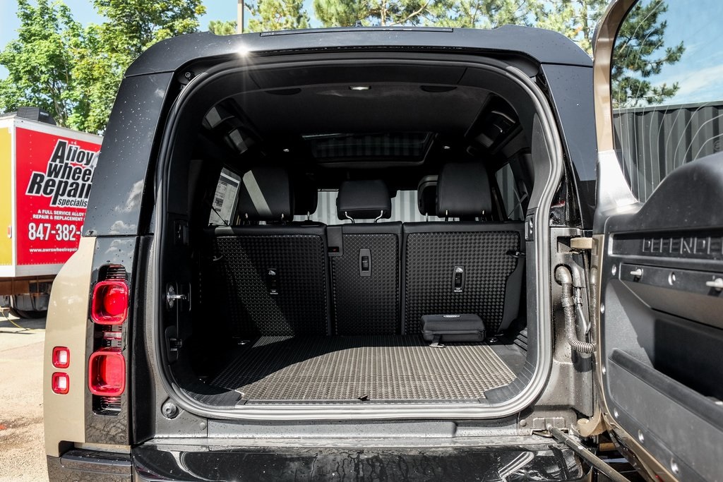 2025 Land Rover Defender 110 X-Dynamic SE photo 9