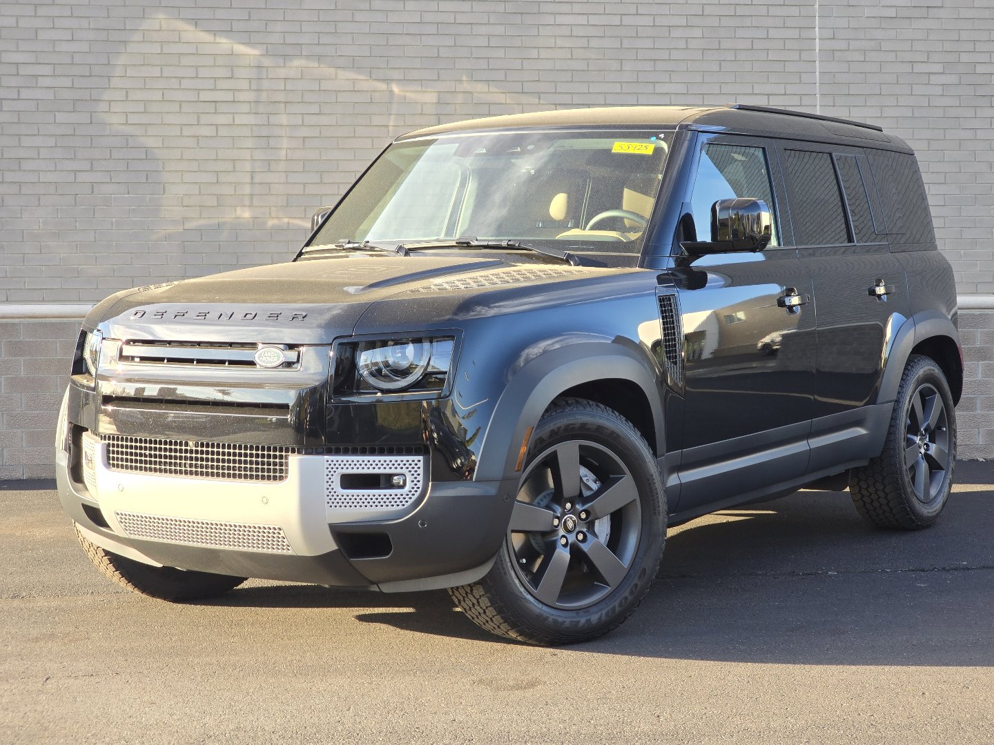 2025 Land Rover Defender S's photo