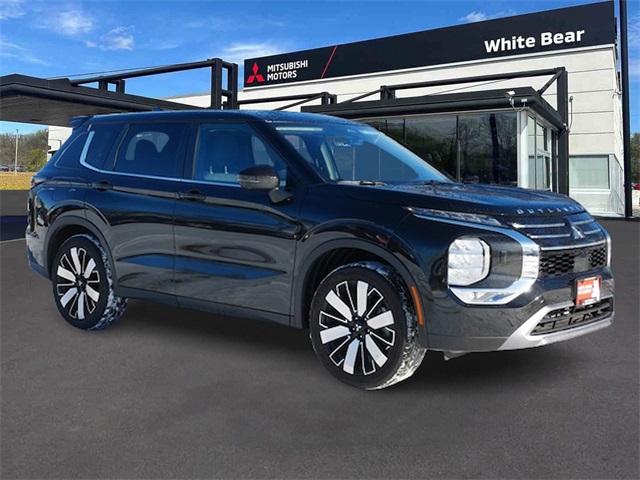 2025 Mitsubishi Outlander SE's photo