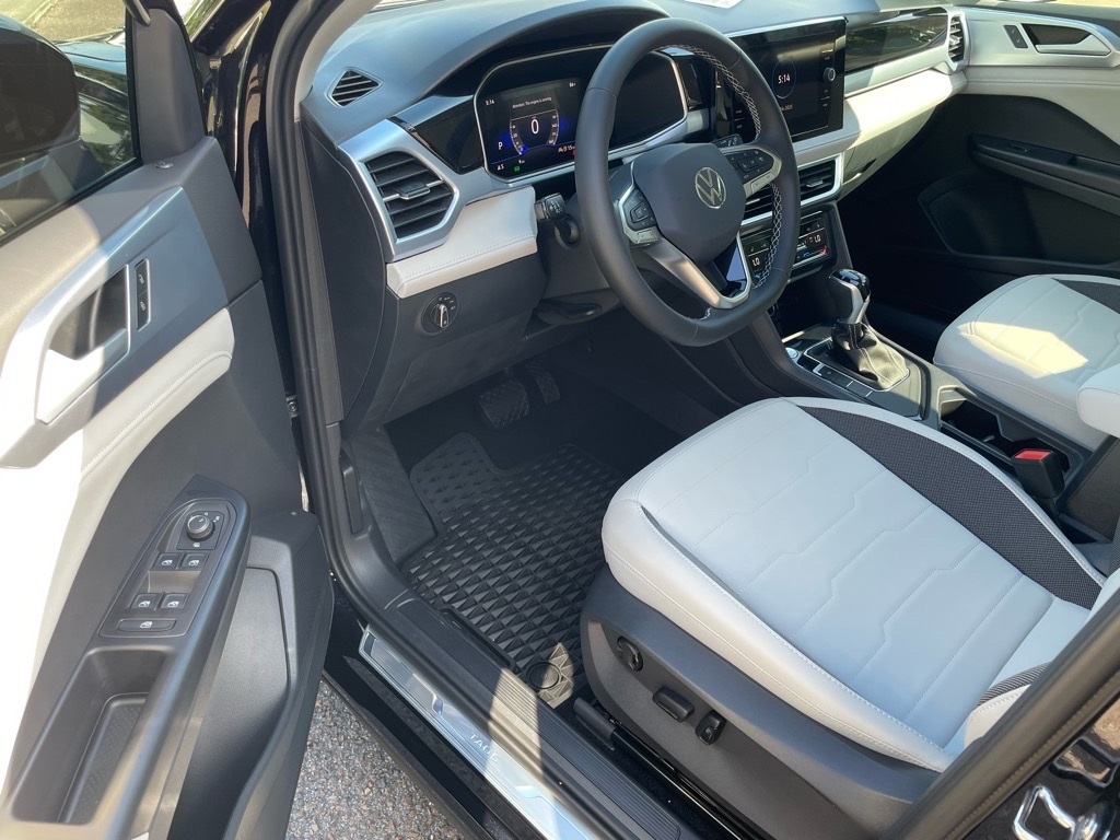 2025 Volkswagen Taos SE photo 4