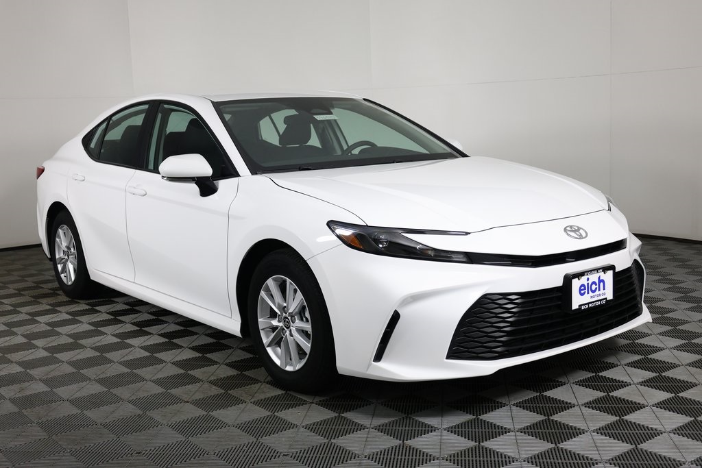 2025 Toyota Camry LE's photo