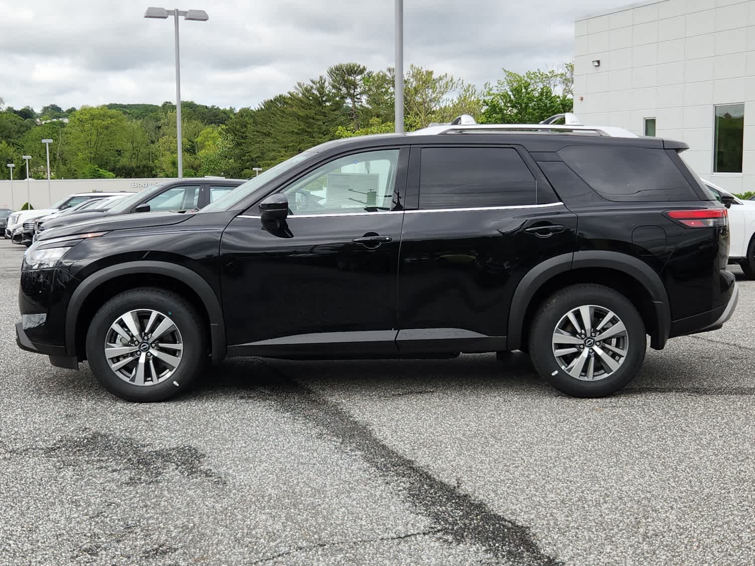 2025 Nissan Pathfinder SL photo 5