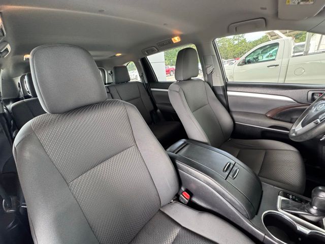 2019 Toyota Highlander LE photo 14