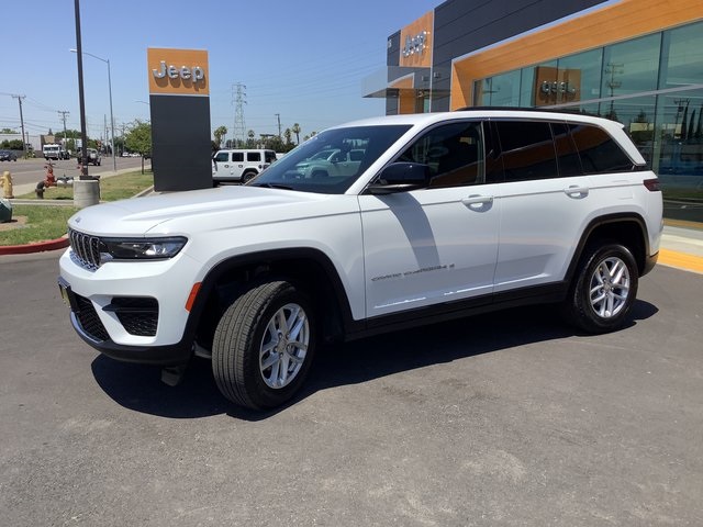 2024 Jeep Grand Cherokee Laredo X photo 3