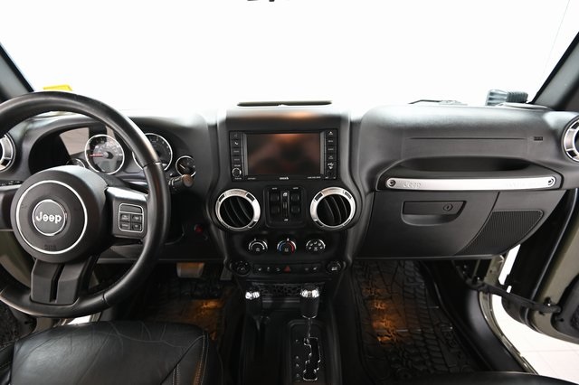 2015 Jeep Wrangler Unlimited Rubicon photo 2