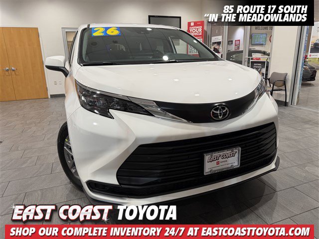 2026 Toyota Sienna LE's photo