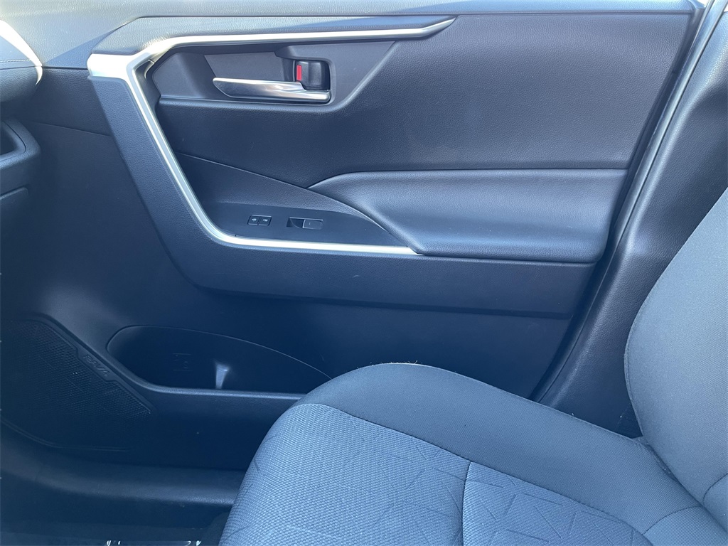 2022 Toyota RAV4 XLE photo 19