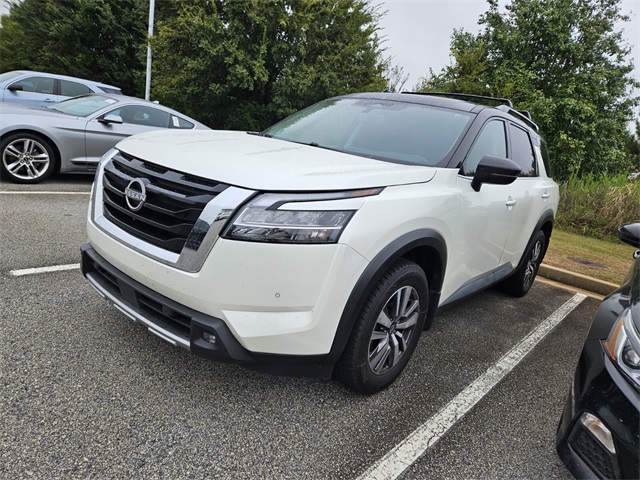 2022 Nissan Pathfinder SL photo 2