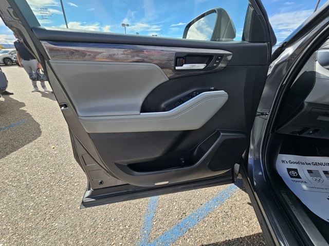 2021 Toyota Highlander Hybrid Platinum photo 15