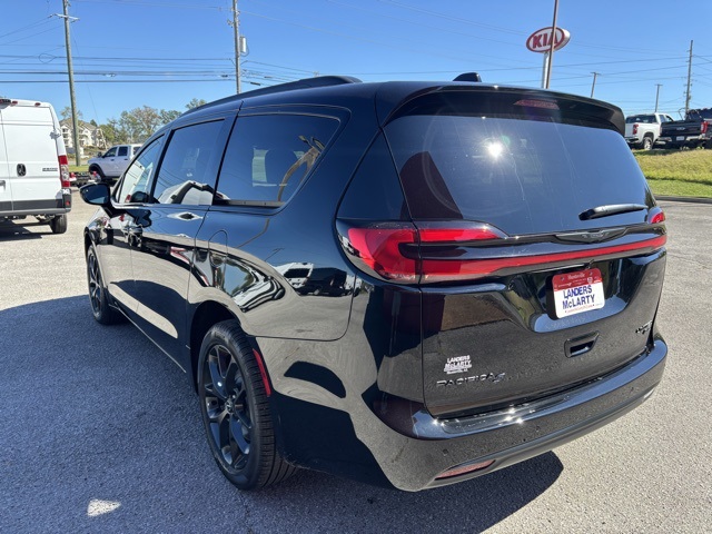2026 Chrysler Pacifica Limited photo 4