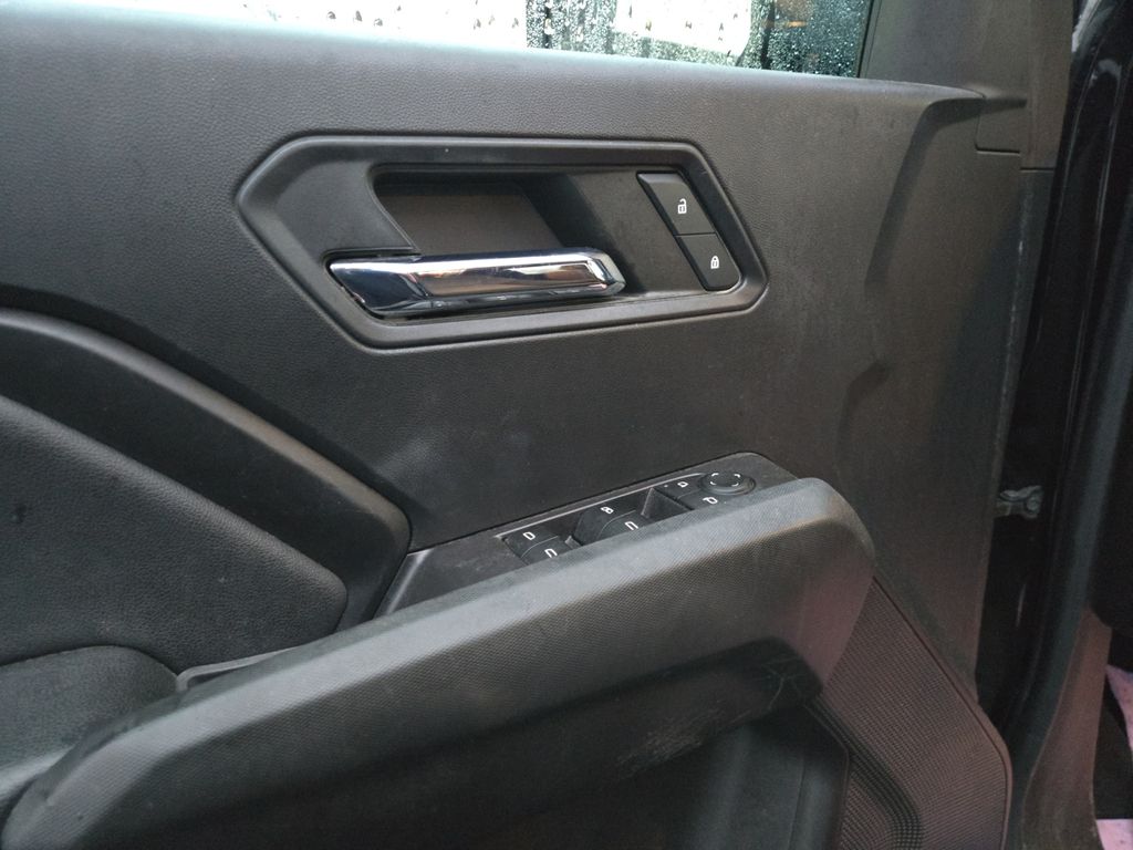 2023 Chevrolet Colorado LT photo 3