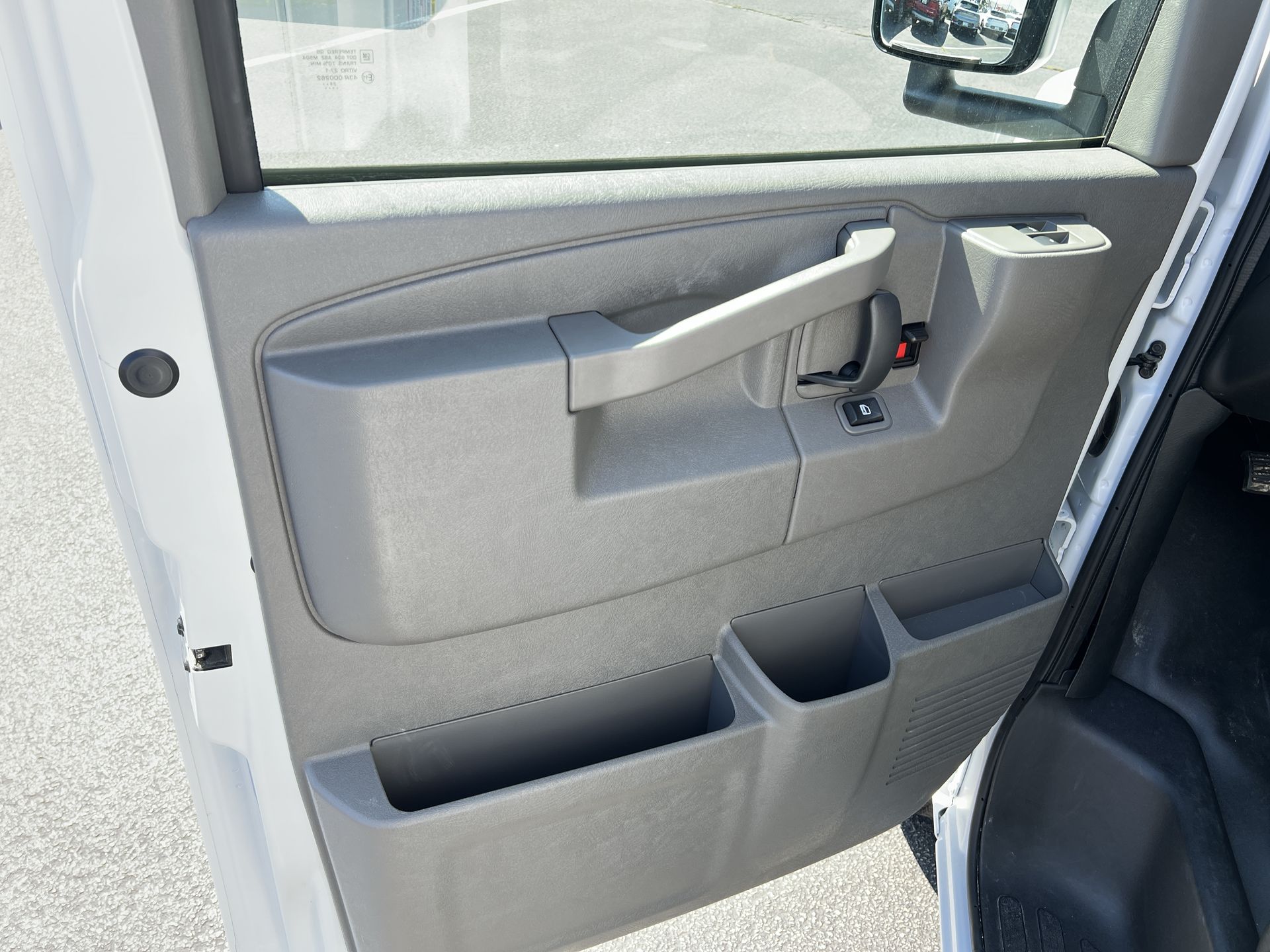 2025 Chevrolet Express Cutaway 3500 photo 9