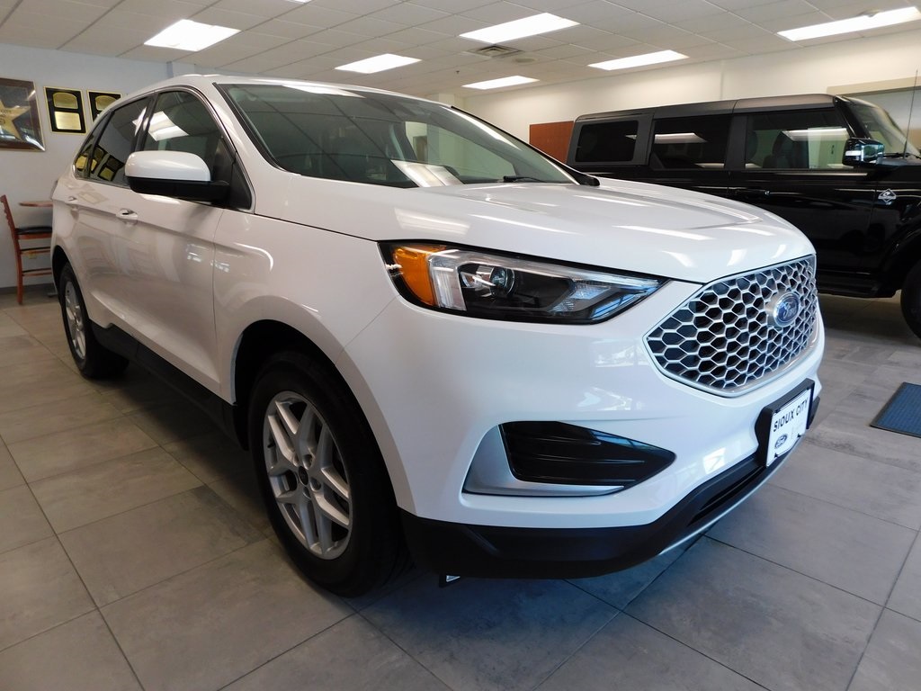 2024 Ford Edge SEL photo 3