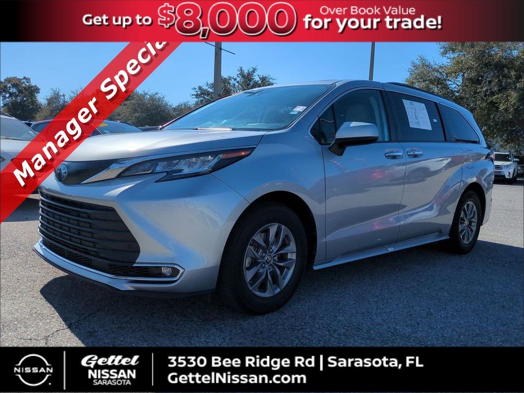 2023 Toyota Sienna XLE's photo