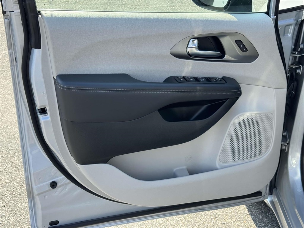 2023 Chrysler Pacifica Touring L photo 26