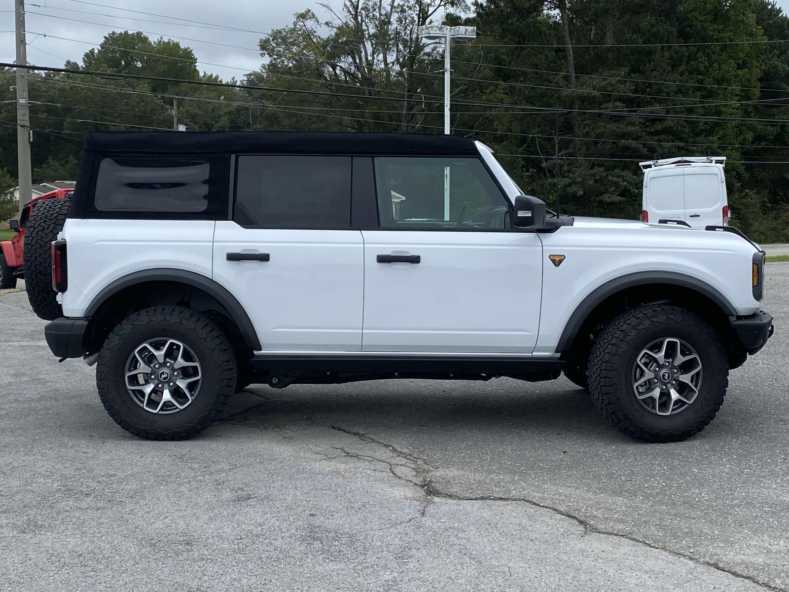2024 Ford Bronco Badlands photo 2