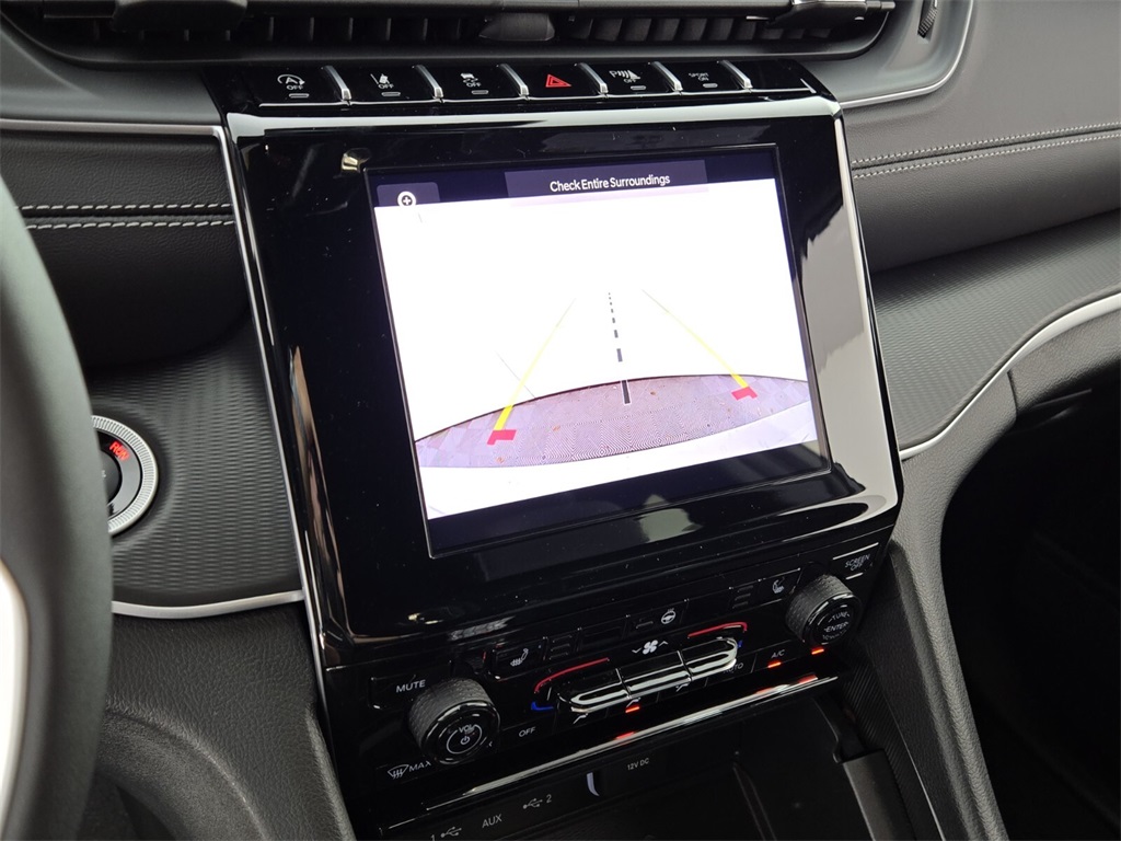 2025 Jeep Grand Cherokee Laredo photo 12