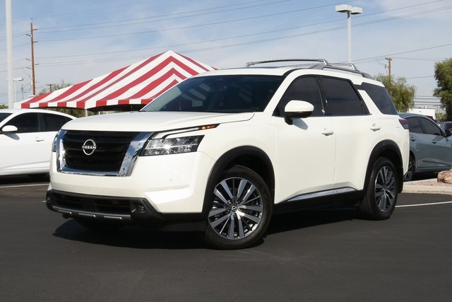 2025 Nissan Pathfinder Platinum's photo