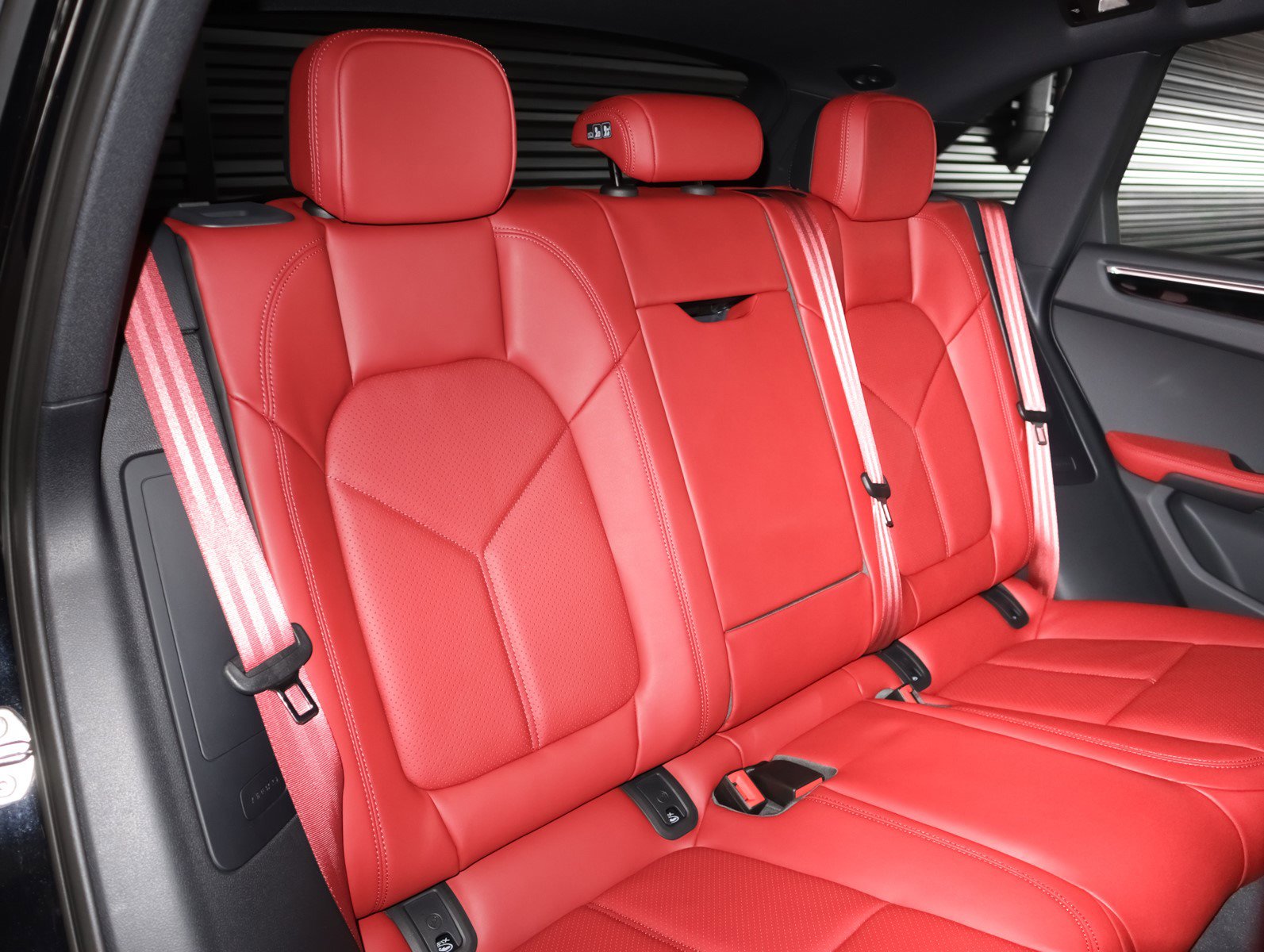 2025 Porsche Macan S photo 7