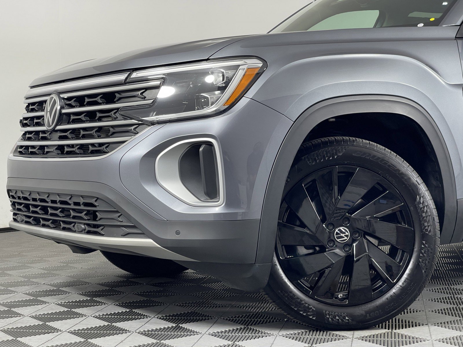 2024 Volkswagen Atlas SE Technology photo 2