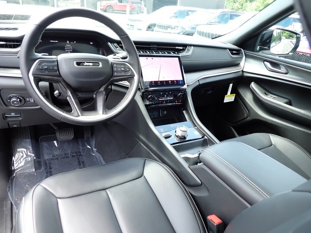 2025 Jeep Grand Cherokee Limited photo 12