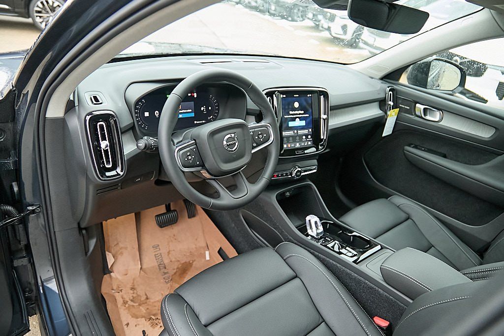 2026 VOLVO XC40 - Image 11