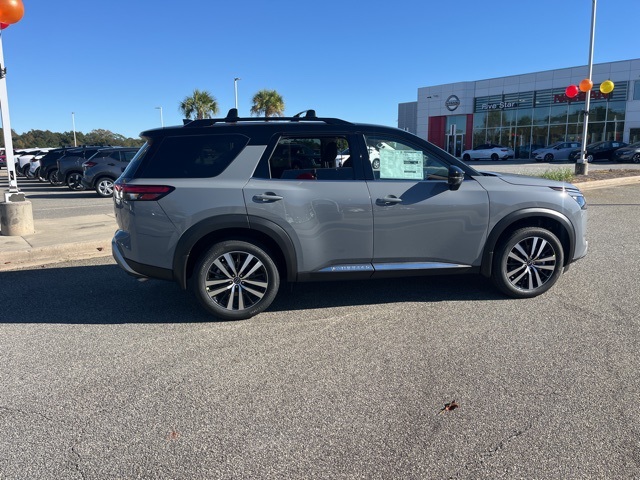 2025 Nissan Pathfinder Platinum photo 4