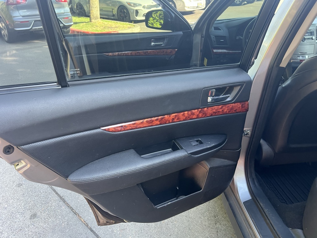 2010 Subaru Outback 2.5i photo 16