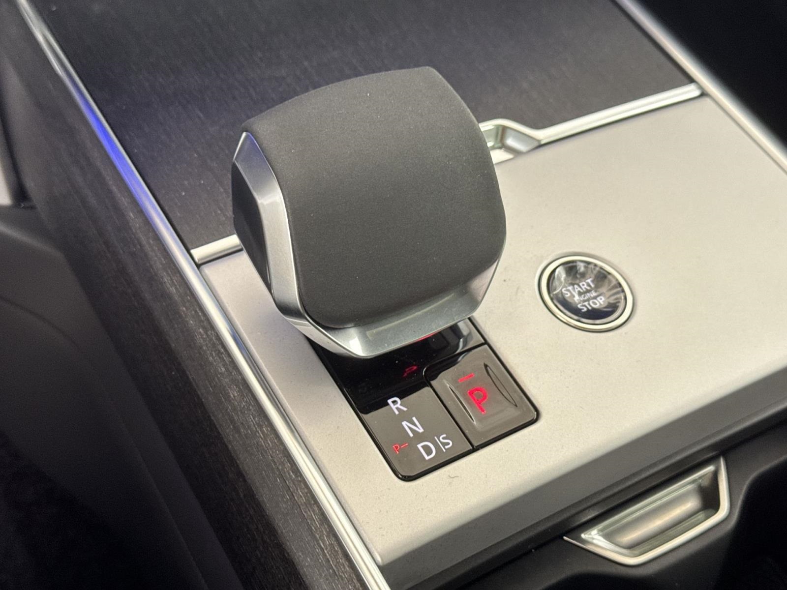 2025 Land Rover Range Rover SE photo 16