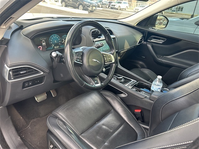 2017 Jaguar F-PACE R-Sport photo 3