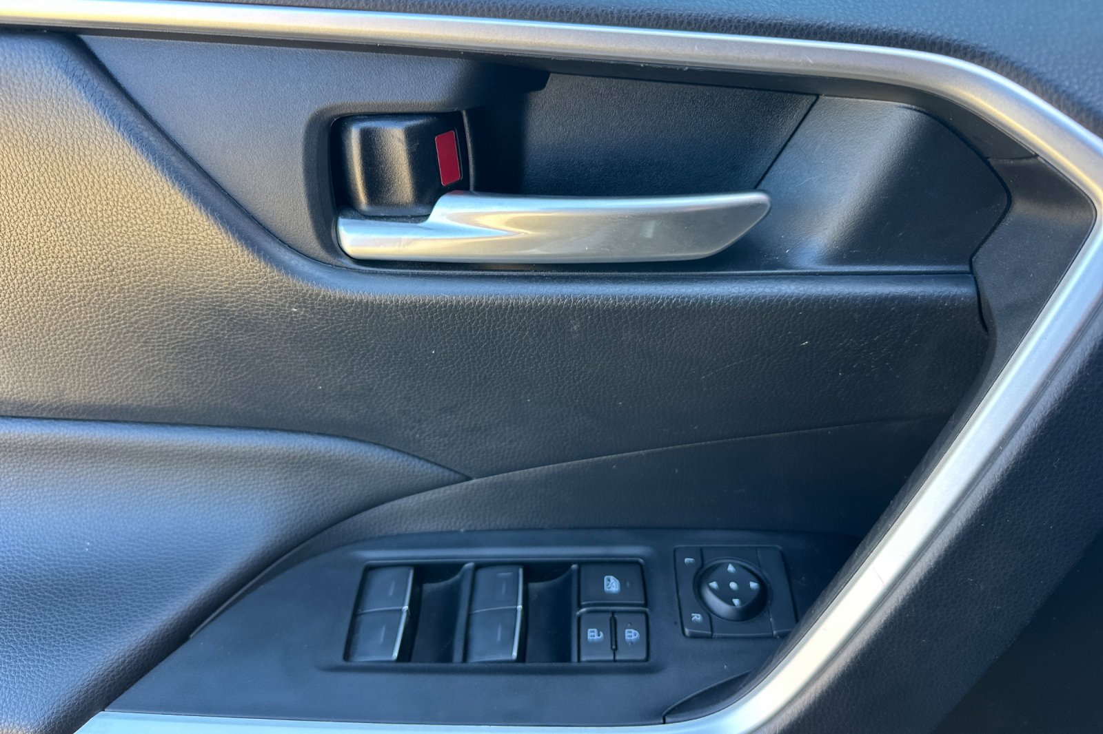 2024 Toyota RAV4 XLE photo 7