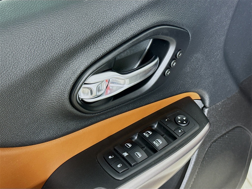 2019 Jeep Cherokee Overland photo 19