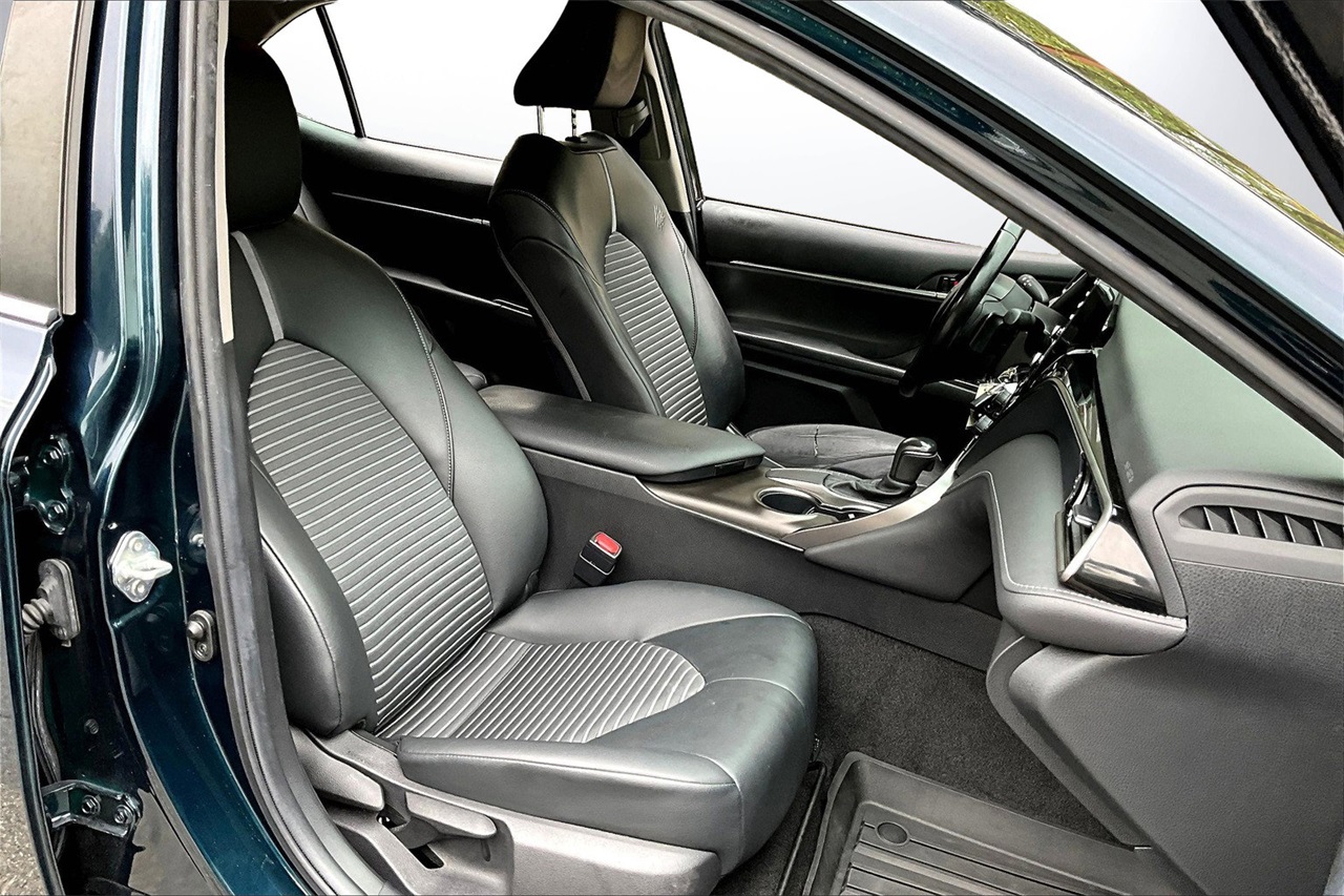 2021 Toyota Camry SE photo 16