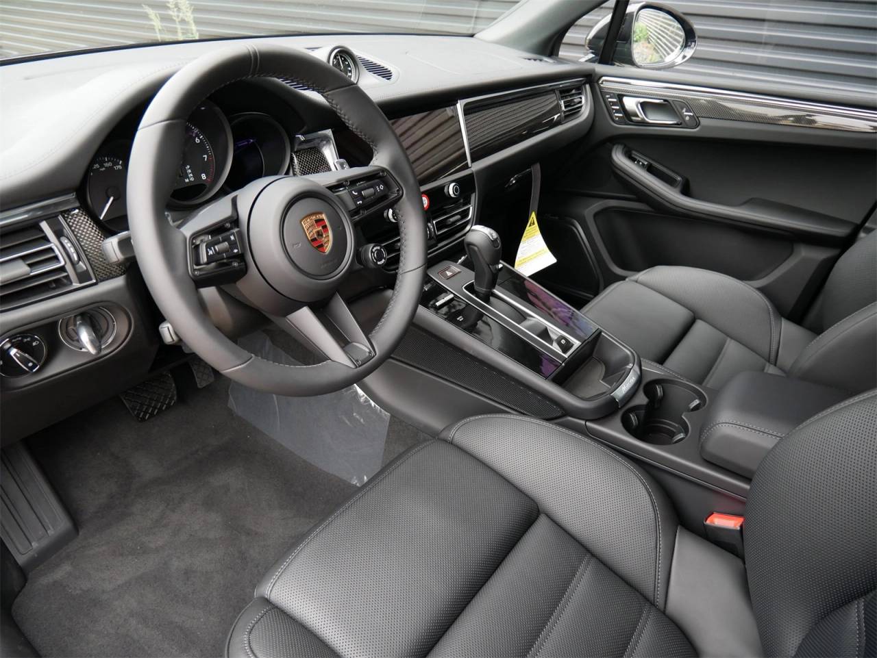 2025 Porsche Macan GTS photo 4