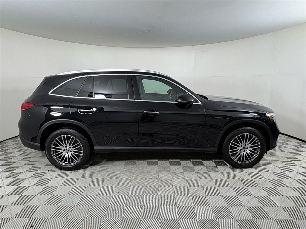 2025 Mercedes Benz GLC 300 photo 3