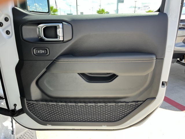 2025 Jeep Wrangler Sahara photo 22
